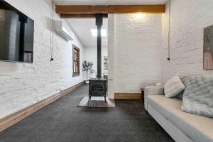 Χώρος καθιστικού στο Cozy Bluestone House in Norwood Perfect for Families and Their Pets