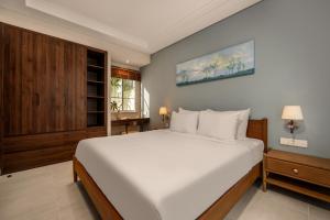 Rúm í herbergi á Spring Breeze Hotel Hoi An