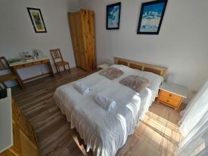 Voodi või voodid majutusasutuse Pensjonat Magdalena - w cichym i spokojnym miejscu - zwierzęta akceptowane, bezpłatny parking toas