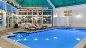 Bazén v ubytování Gibsons Garden Hotel nebo v jeho okolí