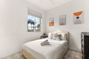 a bedroom with a bed and a window at Sweet Serenity 3 bed with community pool, spa in Encinitas +26 photos