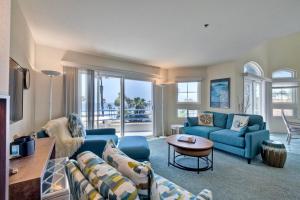 Posezení v ubytování Nomad's Oceanfront Retreat 2B2B Condo