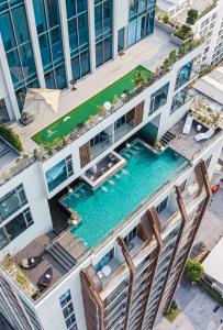 widok z lotu ptaka na budynek z basenem w obiekcie Beverly Mountain Bay, Trademark Collection by Wyndham w Pattaya South