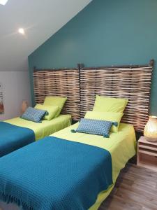 two beds sitting next to each other in a room at Lo maisou in Pensol