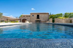 奥佩德La Bastide的房子前面的游泳池