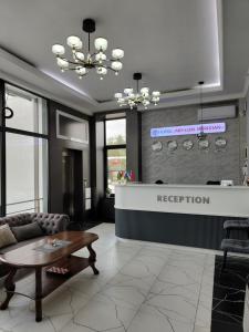 Lobi atau kawasan kaunter penerimaan di HOTEL MERCURI-MERIDIAN