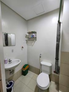 Koupelna v ubytování Trees Residences 1 Bedroom with Netflix and Bluetootth Karaoke Speaker with 2 mini Microphone