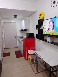 TV a/nebo společenská místnost v ubytování Trees Residences 1 Bedroom with Netflix and Bluetootth Karaoke Speaker with 2 mini Microphone + 69 fotografií