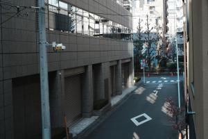 東京にある伊東旅館の建物前空き道