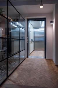 un corridoio vuoto con una porta a vetri in un edificio di Hotel Kühbacher a Passavia