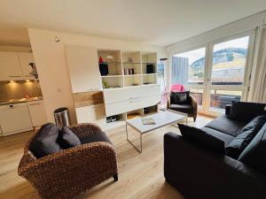 オトゥランにあるAppartement rénové à Autrans, idéal pour nature et randonnées - FR-1-737-97のソファ2つとテーブルのあるリビングルーム