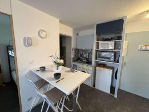 Kuchyň nebo kuchyňský kout v ubytování Studio cabine avec loggia fermée et parking à 800m de la plage, animaux admis - FR-1-229D-155 + 6 fotografií