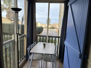 Balkón nebo terasa v ubytování Studio cabine avec loggia fermée et parking à 800m de la plage, animaux admis - FR-1-229D-155