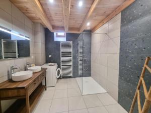 O baie la Maison de Campagne Confortable pour 10 Personnes avec Wifi - FR-1-496-347 +22 fotografii