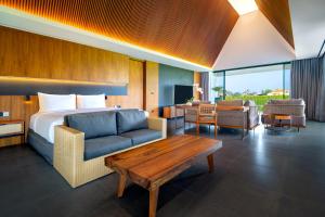 une chambre avec un lit, un canapé et une table dans l'établissement The Line Villas Canggu, à Canggu 43 autres photos