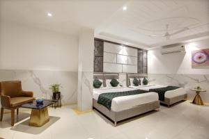 Postel nebo postele na pokoji v ubytování Hotel DELHI 37 by STAR GROUP