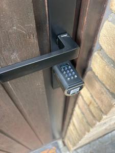 eine Fernbedienung aus einer Holztür in der Unterkunft Auszeit am Tönsberg Oerlinghausen Teutoburger Wald in Oerlinghausen