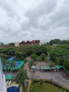 - une vue sur un parc avec des palmiers et des bâtiments dans l'établissement Lovers Island homestay, à Batu Ferringhi