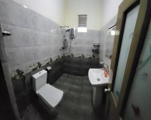 a bathroom with a toilet and a sink at Villa De Wick's in Kimbulapitiya