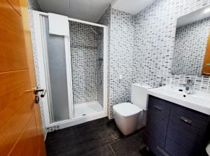 a bathroom with a toilet and a sink and a shower at Pont Vell in Montblanc