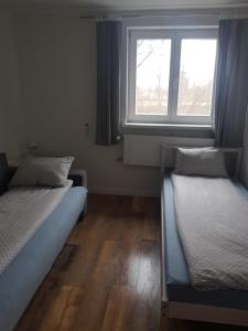 Ένα ή περισσότερα κρεβάτια σε δωμάτιο στο Apartament u Zdrojka