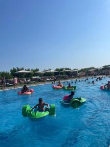 eine Gruppe von Menschen im Wasser eines Schwimmbades in der Unterkunft Camping Resort Els Pins in Malgrat de Mar + 63 Fotos
