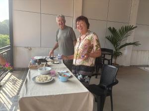 キャンディにあるRoof top 2 bed luxury apartmentの食卓の横に立つ男女