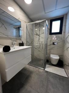 Ванная комната в oasis apartment +7 фотографий