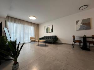 Гостиная зона в oasis apartment