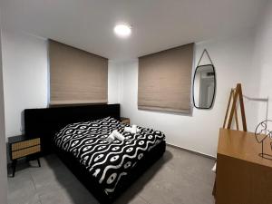 Кровать или кровати в номере oasis apartment