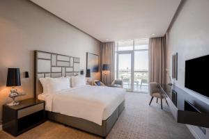 TV a/nebo společenská místnost v ubytování Radisson Dubai Damac Hills