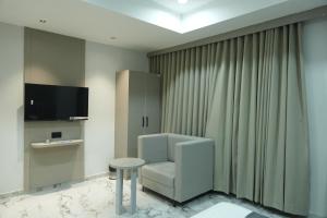 TV a/nebo společenská místnost v ubytování Hotel M Town