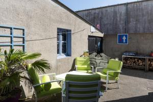 eine Gruppe von Stühlen und ein Tisch auf einer Terrasse in der Unterkunft La Champtocette de la Loire in Champtoceaux