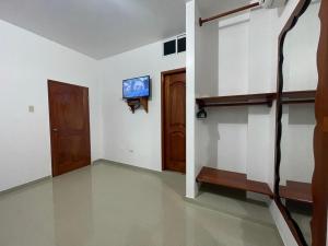 Una televisión o centro de entretenimiento en Darwin's Hideaway