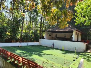 un parque infantil frente a un edificio con patio de juegos en vintage Valley's Riders Dormitory, en Thodupuzha