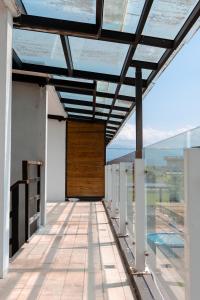 een houten deur op het balkon van een gebouw bij 宜蘭馬堡莊園10-28人包棟民宿 in Shangwu