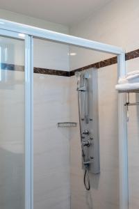 een douche met een glazen deur in een badkamer bij 宜蘭馬堡莊園10-28人包棟民宿 in Shangwu