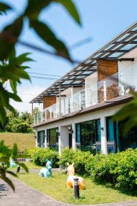 een huis met een paar knuffeldieren ervoor bij 宜蘭馬堡莊園10-28人包棟民宿 in Shangwu +106 foto's