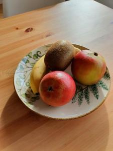 un plato de fruta en una mesa de madera en Ferienwohnung Sonnenschein mit Pool und Sauna, en Lahnstein
