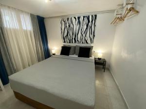 Postel nebo postele na pokoji v ubytování Spacius Garden flat ,1km from the beach , Sleeps 5 ,by likeyourhome