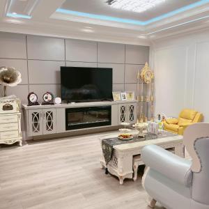 a living room with a television and a table at Cozy home in Richmond +24 photos