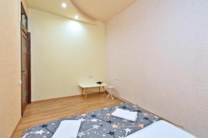 エレバンにあるRooms in the heart of Yerevan 6のベッドとテーブルがある部屋