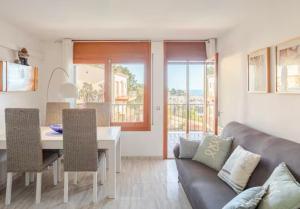 Χώρος καθιστικού στο TOSSA DE MAR, MIRAMAR con piscina