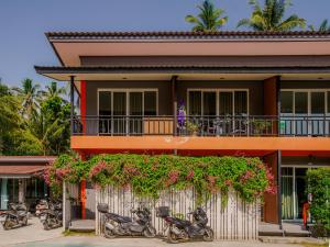 a group of motorcycles parked in front of a building at Charming Condo - 2mn ZenBeach - Heart of Srithanu - 4K SmartTV in Ko Kong Nui