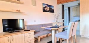 A television and/or entertainment centre at Weinberg Apartments