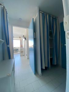 einen Flur mit blauen und weißen Surfbrettern in einem Zimmer in der Unterkunft Softness of the shore on the port side in Frontignan + 3 Fotos