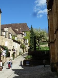 Eine Gruppe von Menschen, die eine Straße entlang gehen in der Unterkunft Duplex Cité Médiévale Sarlat in Sarlat-la-Canéda