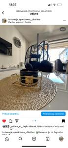 兹拉蒂博尔Centar Jezero Zlatibor klimatizovano的网页上有一个桌子,上面有盘子