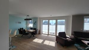 een woonkamer met een tafel en stoelen en een eetkamer bij Ferienhaus Heimathafen Dranske in Dranske