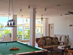 Sto za bilijar u objektu Puerto Galera Seaview Resort